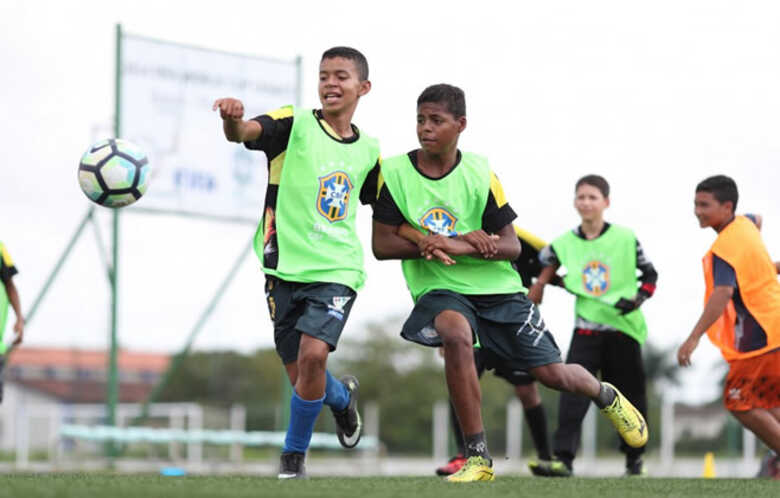 Crianças do Programa Escolar de Formação e Desenvolvimento Esportivo de Mato Grosso do Sul, da Fundesporte