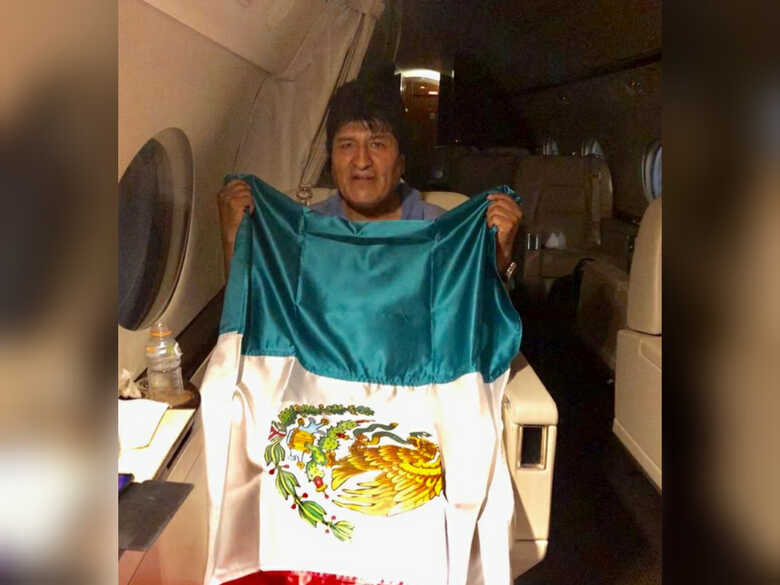 Evo Morales com a bandeira do México