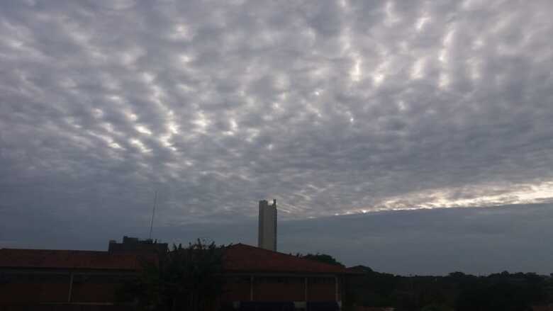 Tempo parcialmente nublado no centro de Campo Grande