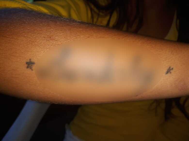 Tatuagem que a mãe obrigou a criança a fazer com o nome do estuprador