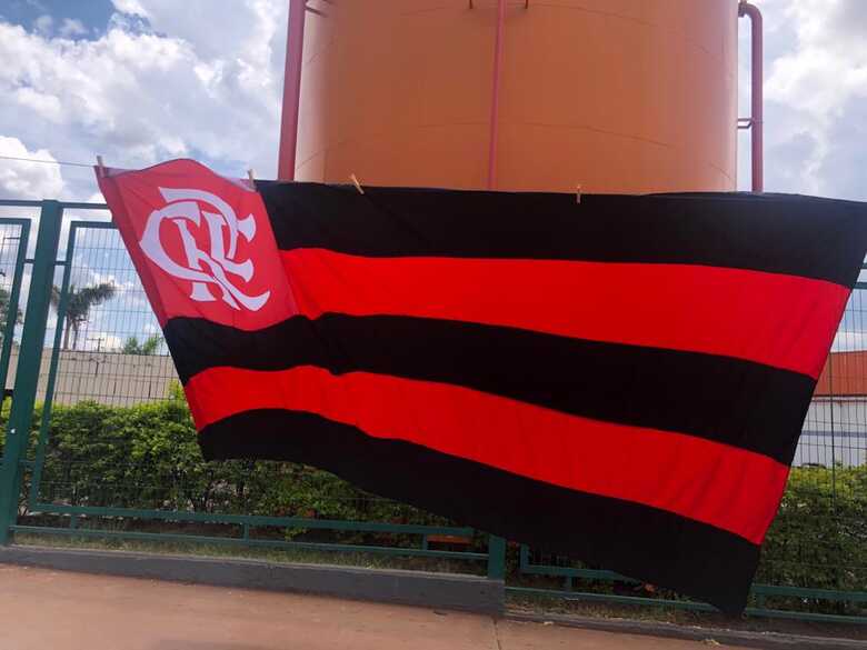 Bandeira do Flamengo sendo vendida em Campo Grande