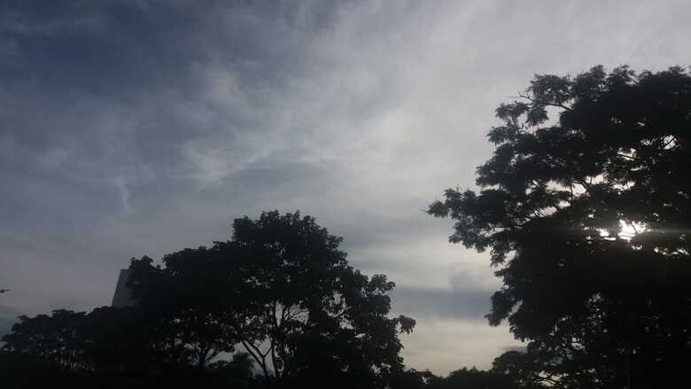 Campo Grande amanhece com céu nublado e temperatura registra 25°C
