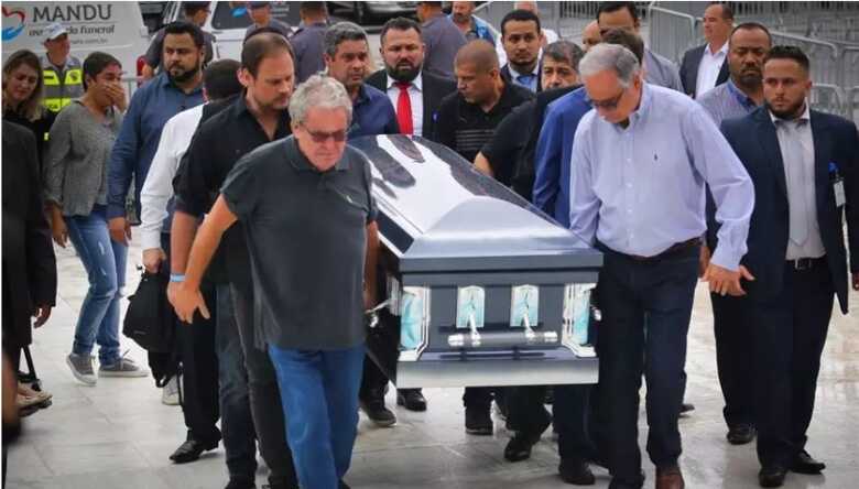 Corpo de Gugu chegando na Assembleia Legislativa de São Paulo