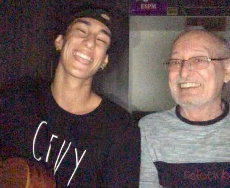 Neto e avô cantando canção juntos