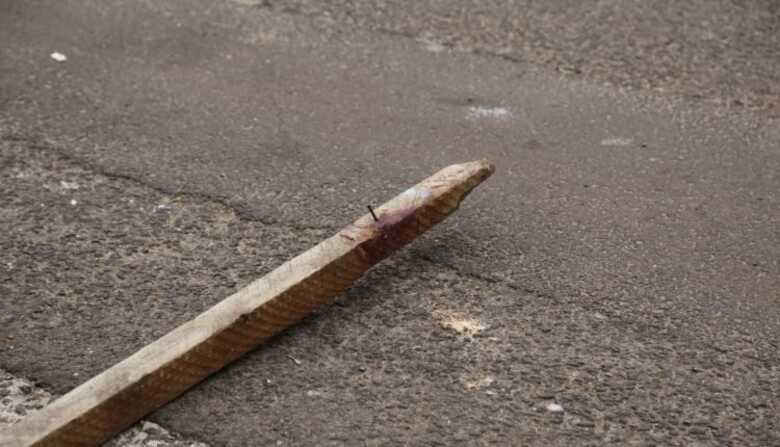 Após servir o rapaz, Felipe se virou e foi atingido com uma paulada no rosto
