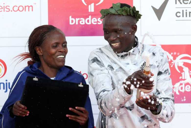 Brigid Jepchirchir Kosgei e Kibiwott Kandie do Qu&ecirc;nia comemoram no p&oacute;dio depois de vencer a corrida anual
