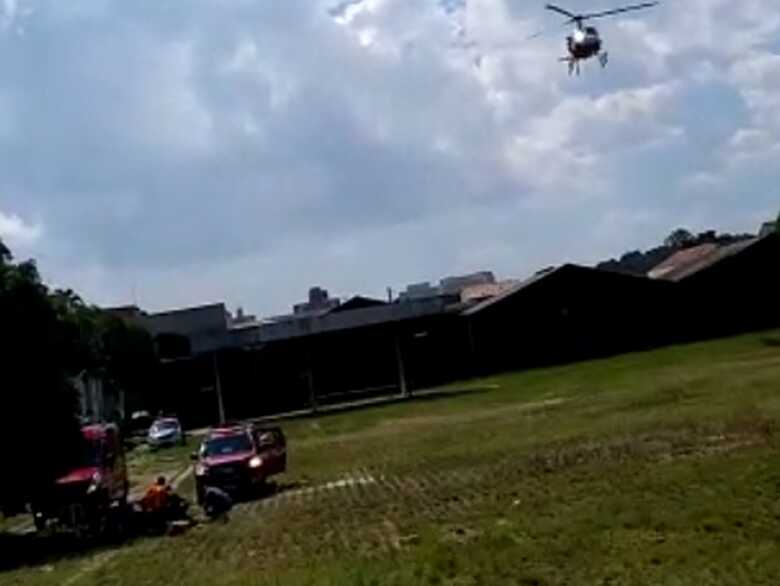 Helicóptero acionado enquanto os bombeiros faziam o socorro do menino
