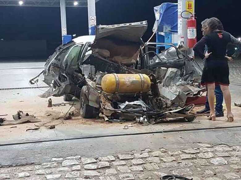 O porta-malas explode, fazendo com que a câmera se mexa e passe a filmar outra parte do posto