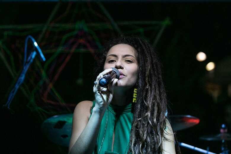 Marina Peralta, nascida em Campo Grande, é cantora desde 2014
