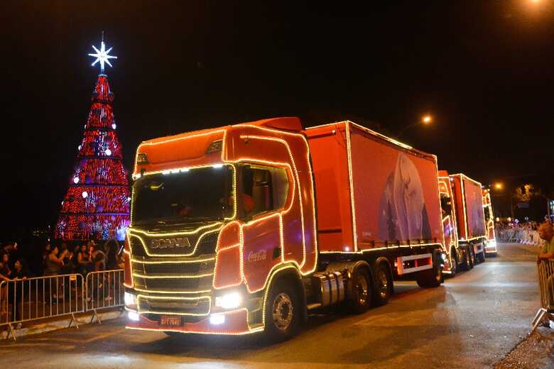 Os caminhões durante edição anterior da Caravana Iluminada de Natal