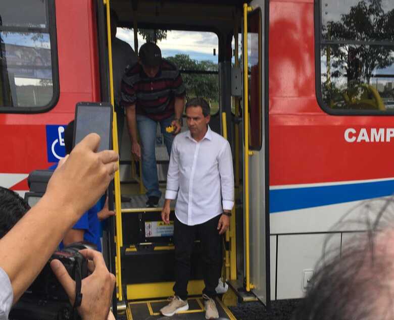 O prefeito Marquinhos Trad entregou ônibus na tarde desta segunda-feira