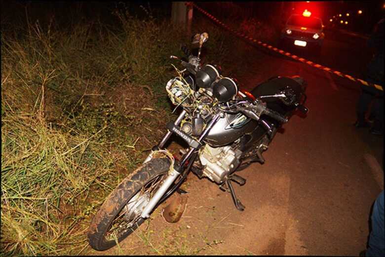 Ele perdeu o controle da moto Honda Twist e caiu ao passar pelo cruzamento