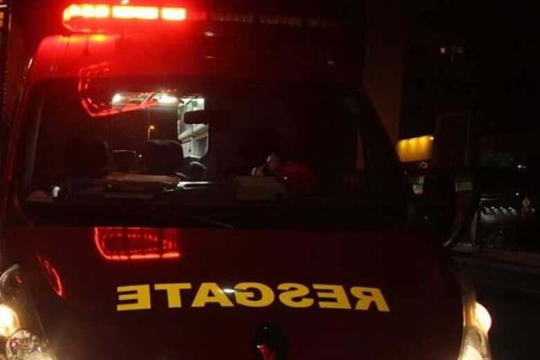 O Corpo de Bombeiros enviou cinco viaturas para combater as chamas, mas quando as equipes chegaram ao local, o barraco estava completamente destruído