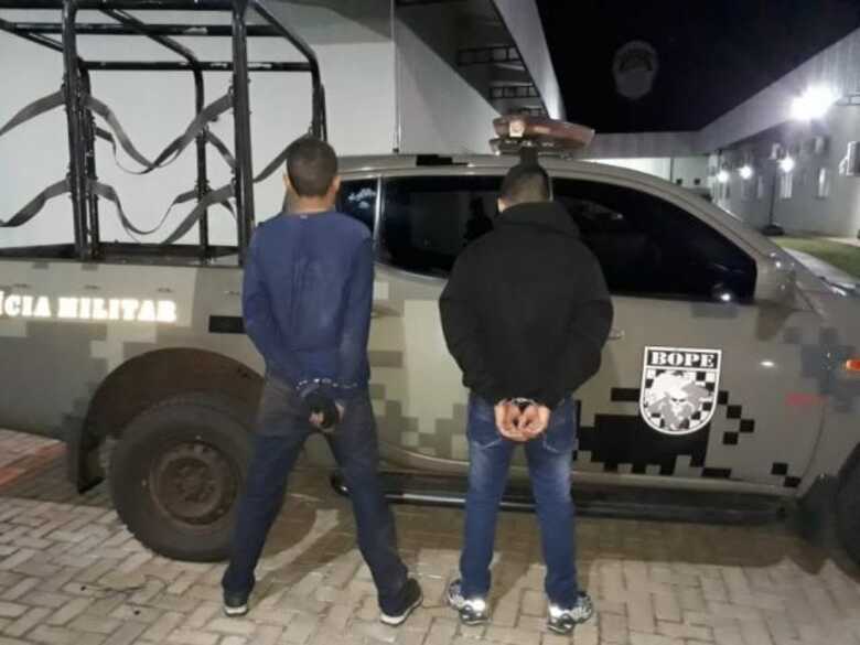 A dupla foi presa em flagrante e encaminhada à delegacia