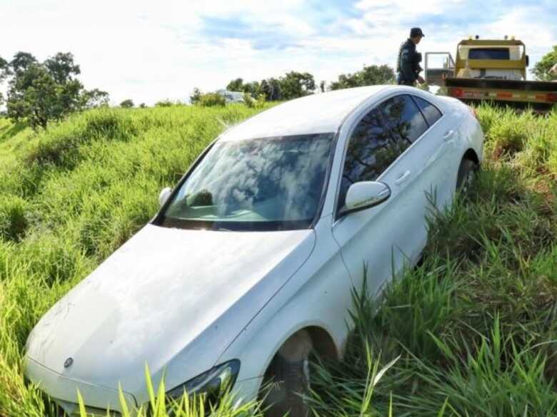 O comparsa, que dirigia a outra Mercedes, abandonou o veículo às margens da rodovia aproximadamente um quilômetro depois