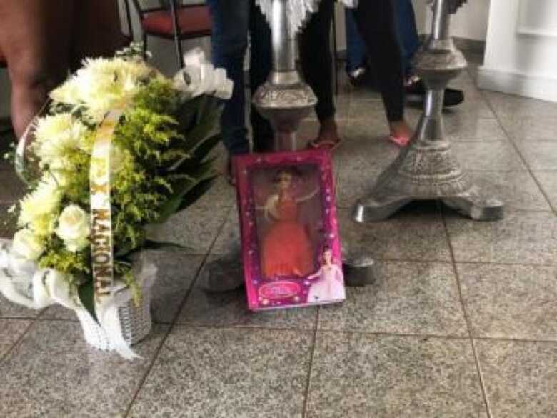 Durante o velório, um desconhecido entrou na sala fez uma oração pela menina e deixou uma boneca ao lado do caixão