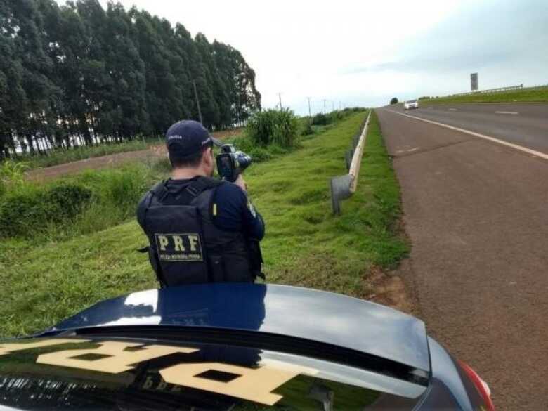 PRF com radar móvel em estrada de Mato Grosso do Sul