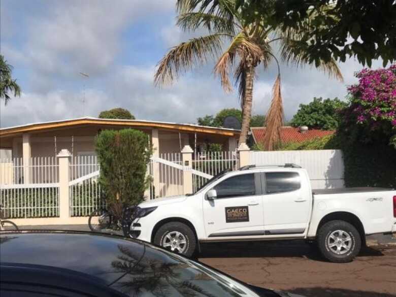 Viatura do Gaeco em frente à casa do chefe de Gabinete da Prefeitura de Fátima do Sul