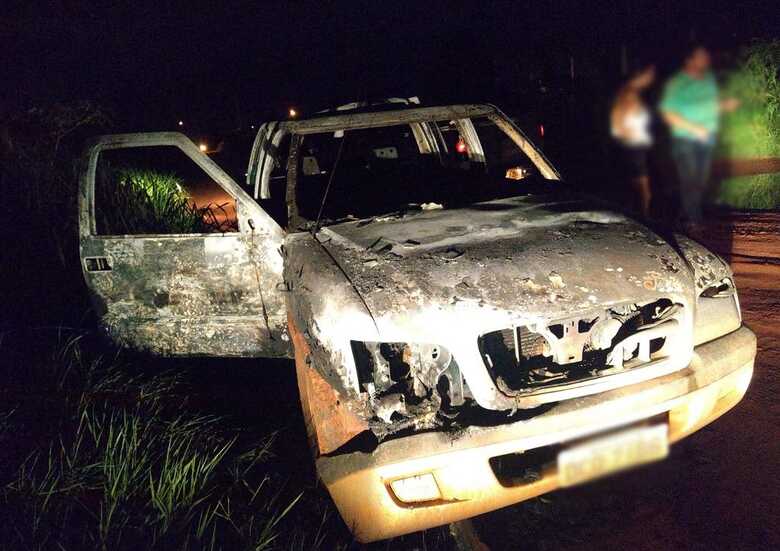 O veículo foi encontrado incendiado na região do Distrito Industrial