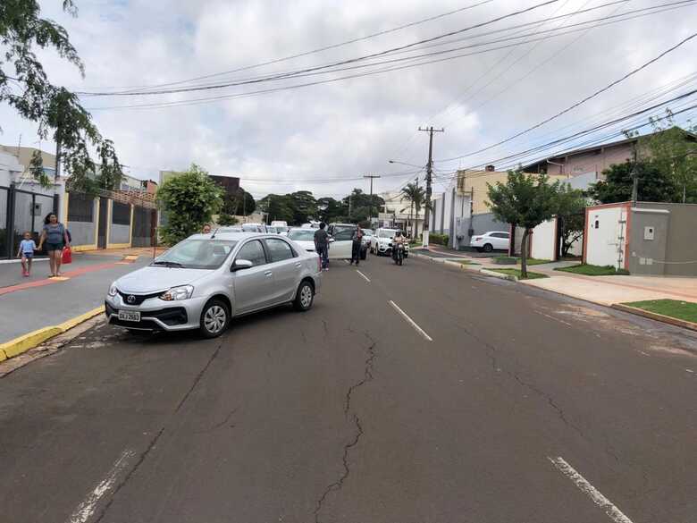 O veículo que causou as batidas tentava estacionar na Uniprime