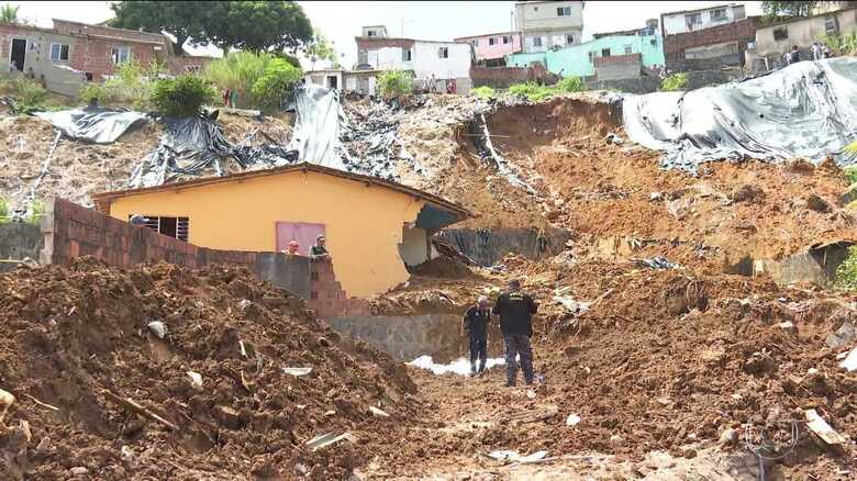 O deslizamento da barragem atingiu duas casas