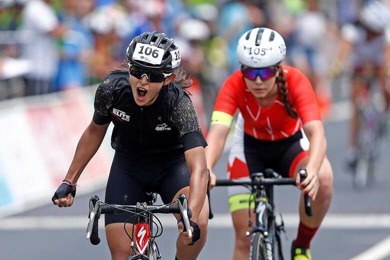 Ana comemorando sua vitória na competição