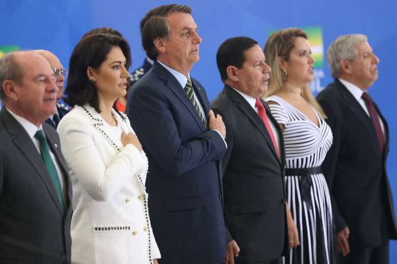 Mais cedo, no Palácio do Planalto, Bolsonaro participou de outra cerimônia de cumprimentos