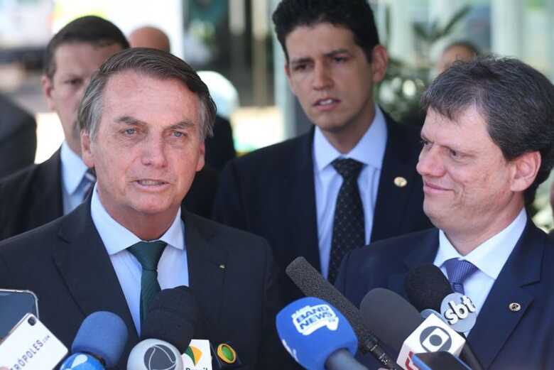 O presidente Bolsonaro e o ministro da Infraestrutura, Tarcísio de Freitas, durante entrevista à imprensa, hoje, em Brasília