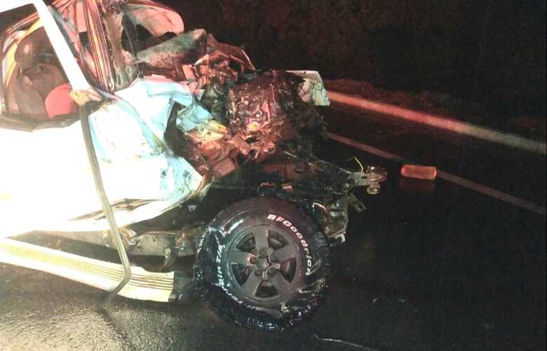 Camionete S-10 destruída após colisão com caminhão