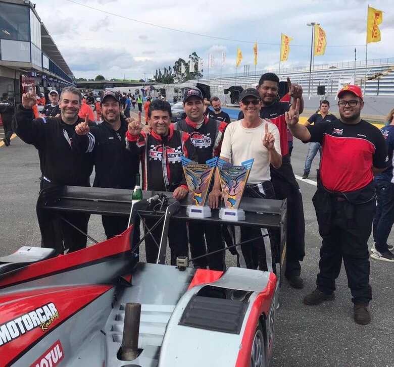 José Roberto e Nilson Ribeiro, pai e filho, representando estado do MS