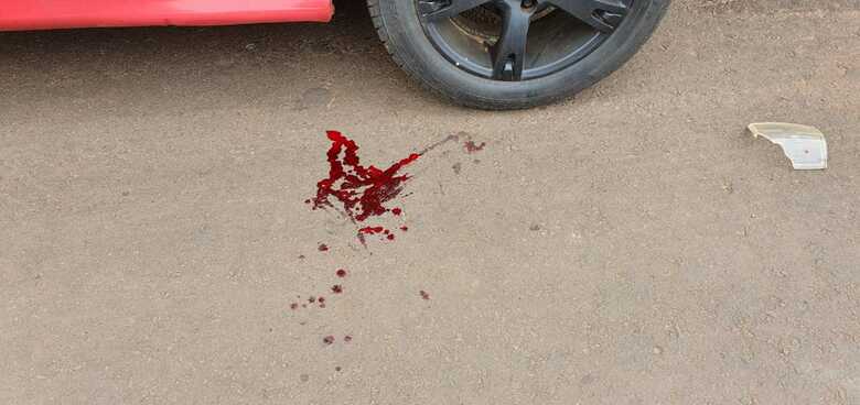 Vestígio de sangue foi encontrado no asfalto