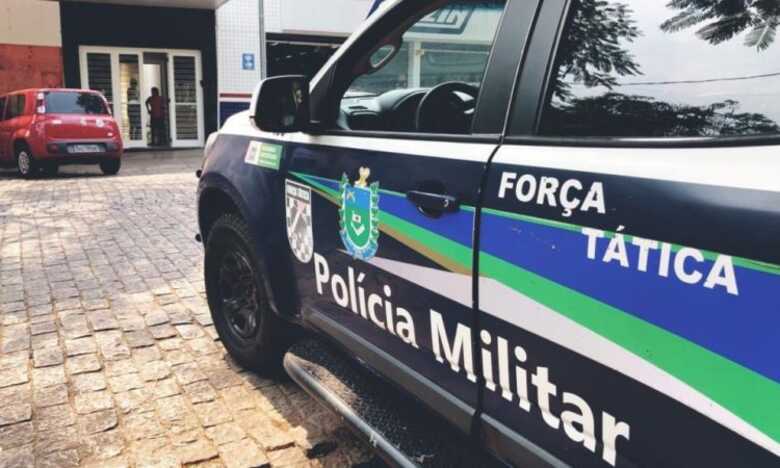 Homem foi encontrado com um pino de substancia semelhante a coca&iacute;na no bolso da cal&ccedil;a