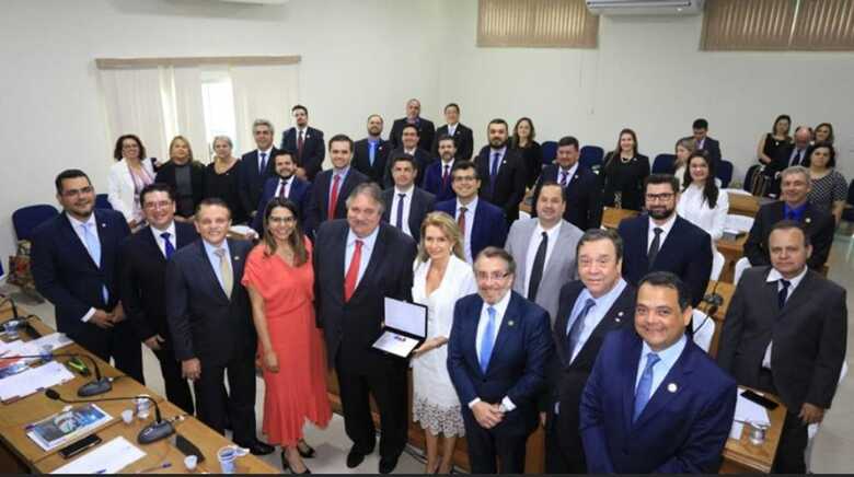 O ouvidor do TJ, desembargador Marcos de Brito, o presidente da OAB/MS, Mansour Karmouche, e demais representantes da entidade