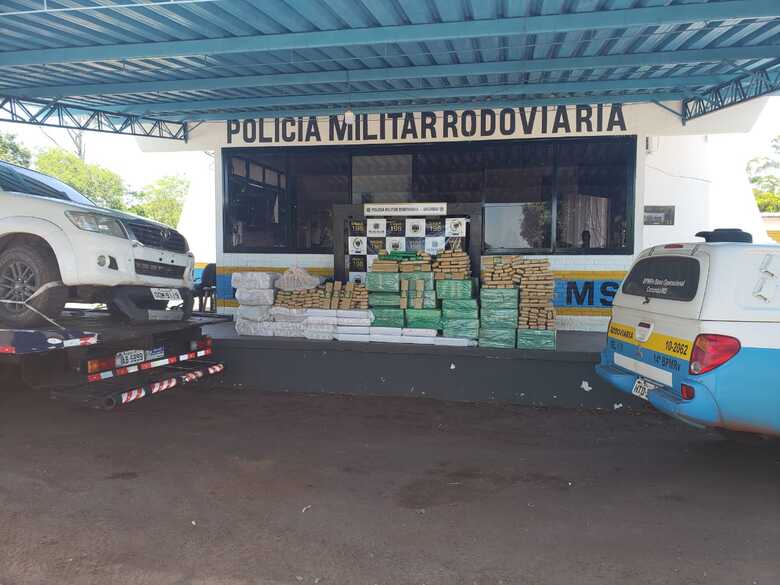 O veículo e as drogas foram entregues na Delegacia de Polícia Civil de Amambai