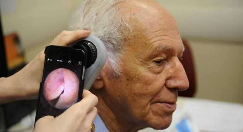 Idoso faz exame convencional para diagnóstico do câncer de pele