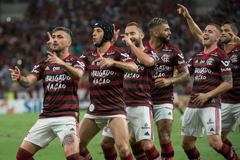 Flamengo compete contra o ex-rubro negro Cuellar