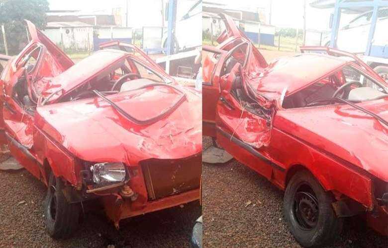 O carro que caiu na ribanceira colidiu com uma árvore