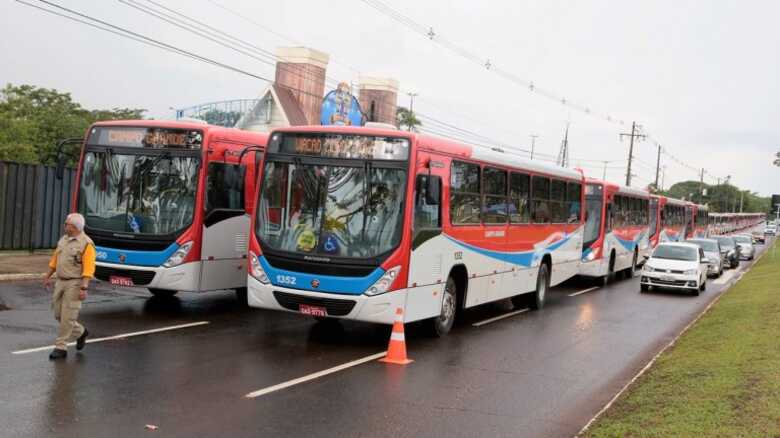 O prefeito Marquinhos Trad durante entrega de ônibus nesta segunda