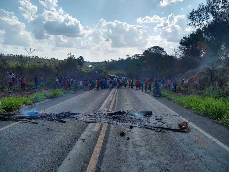 Indígenas fecham a rodovia para protestar contra mortes de Guajajaras