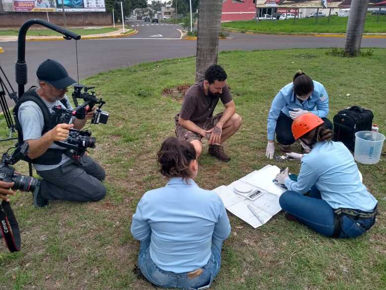 Equipe de filmagem e colaboradores do Instituto Arara Azul monitorando as aves