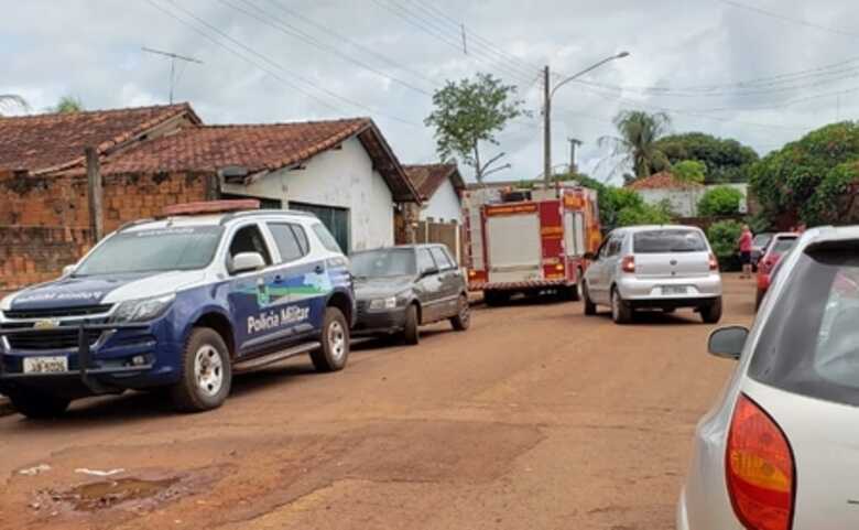 A Polícia Militar e o Corpo de Bombeiros ainda aguardam no local