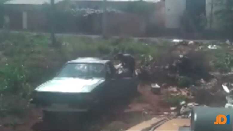 Homem comete crime ambiental ao jogar lixo em um terreno da prefetira que fica ao lado de Ceinf