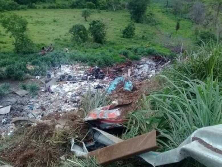 Destroços do veículo após o acidente