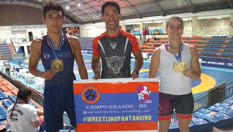 Os atletas Amanda Lima e Gabriel Mota com o sensei Agnaldo Pereira