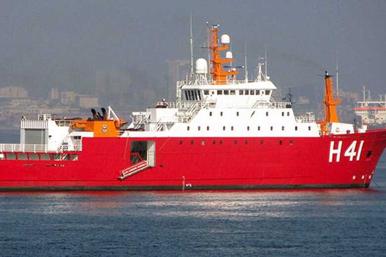 A Marinha chilena iniciou uma operação de busca e resgate, tendo despachado aviões e navios para a região