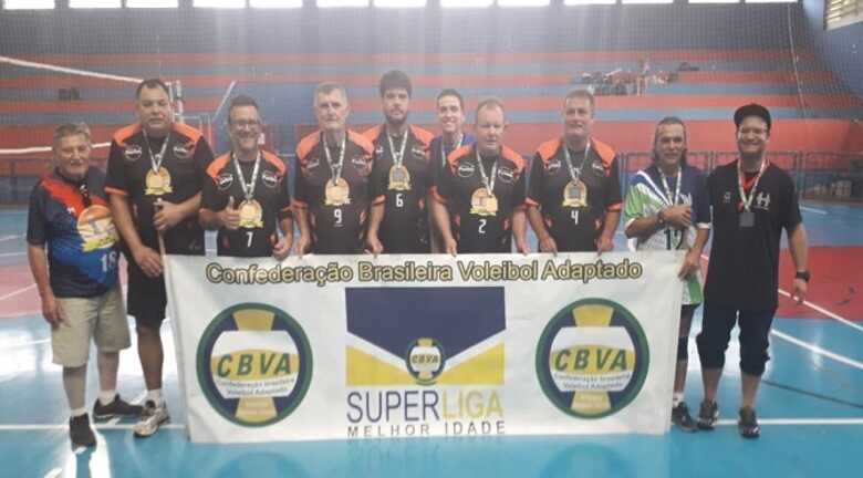 As principais modifica&ccedil;&otilde;es em rela&ccedil;&atilde;o ao v&ocirc;lei tradicional s&atilde;o observadas no saque e recep&ccedil;&atilde;o