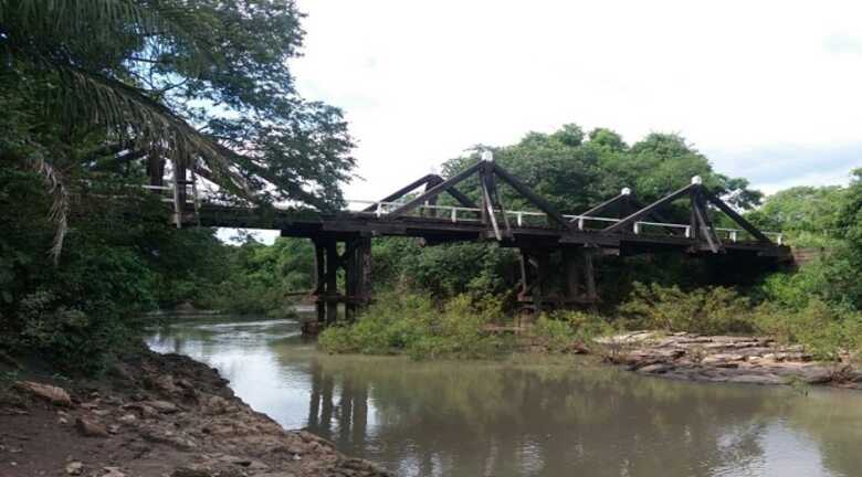 A antiga ponte de madeira sobre o Rio Aquidabã foi levada pela chuva