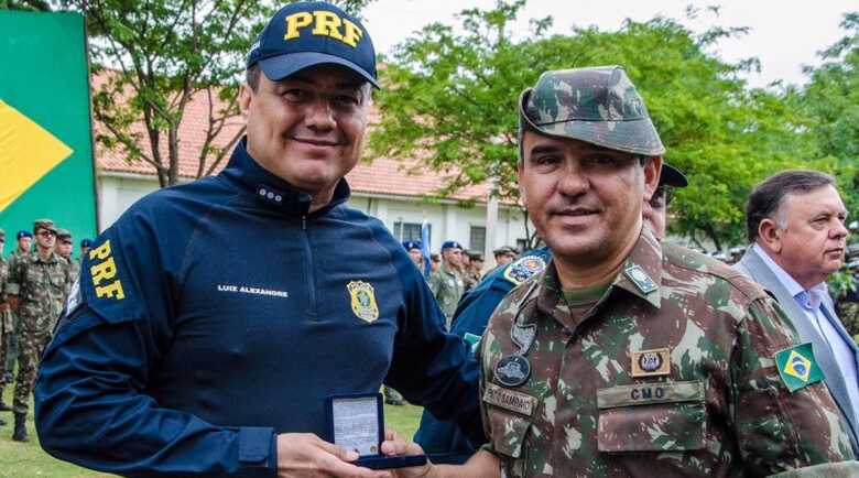 Luiz Alexandre recebendo a condecoração do general Pinto Sampaio