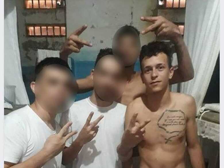 Raniel Soares Pinheiro com três colegas de cela