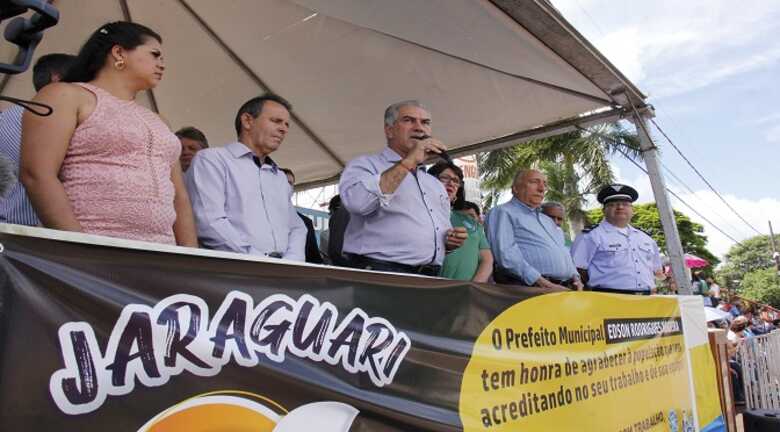 Prefeito de Jaraguari, Edson Rodrigues ao lado do governador Reinaldo Azambuja